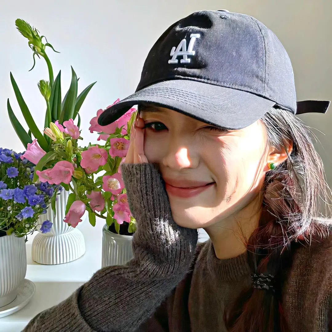 高墙、黑色与帅小伙